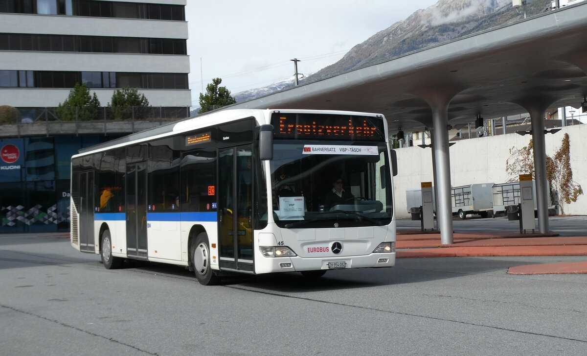 (281'726) - Welti-Furrer, Bassersdorf - Nr. 45/ZH 954'082 - Mercedes am 21. Oktober 2025 beim Bahnhof Visp