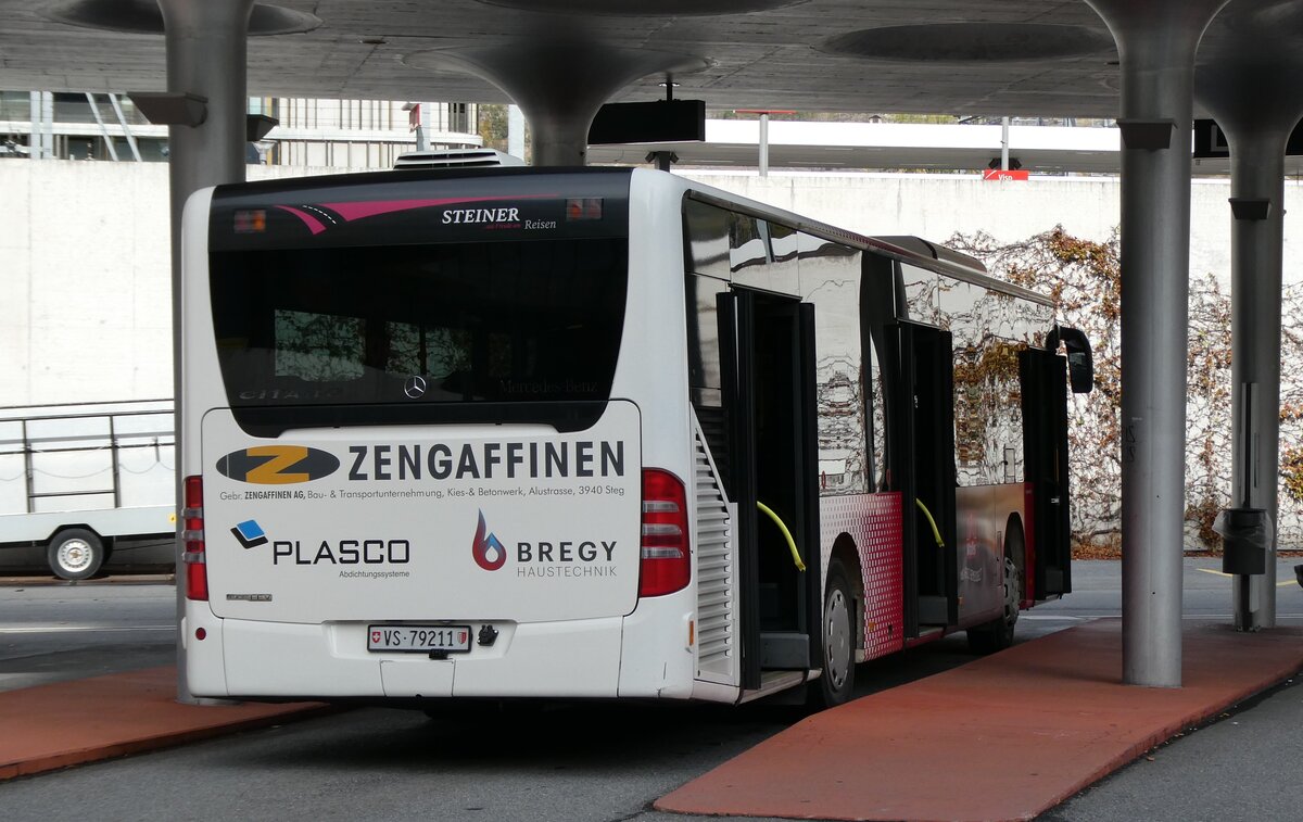 (281'749) - Steiner, Niedergesteln - Nr. 301/VS 79'211 - Mercedes am 21. Oktober 2025 beim Bahnhof Visp
