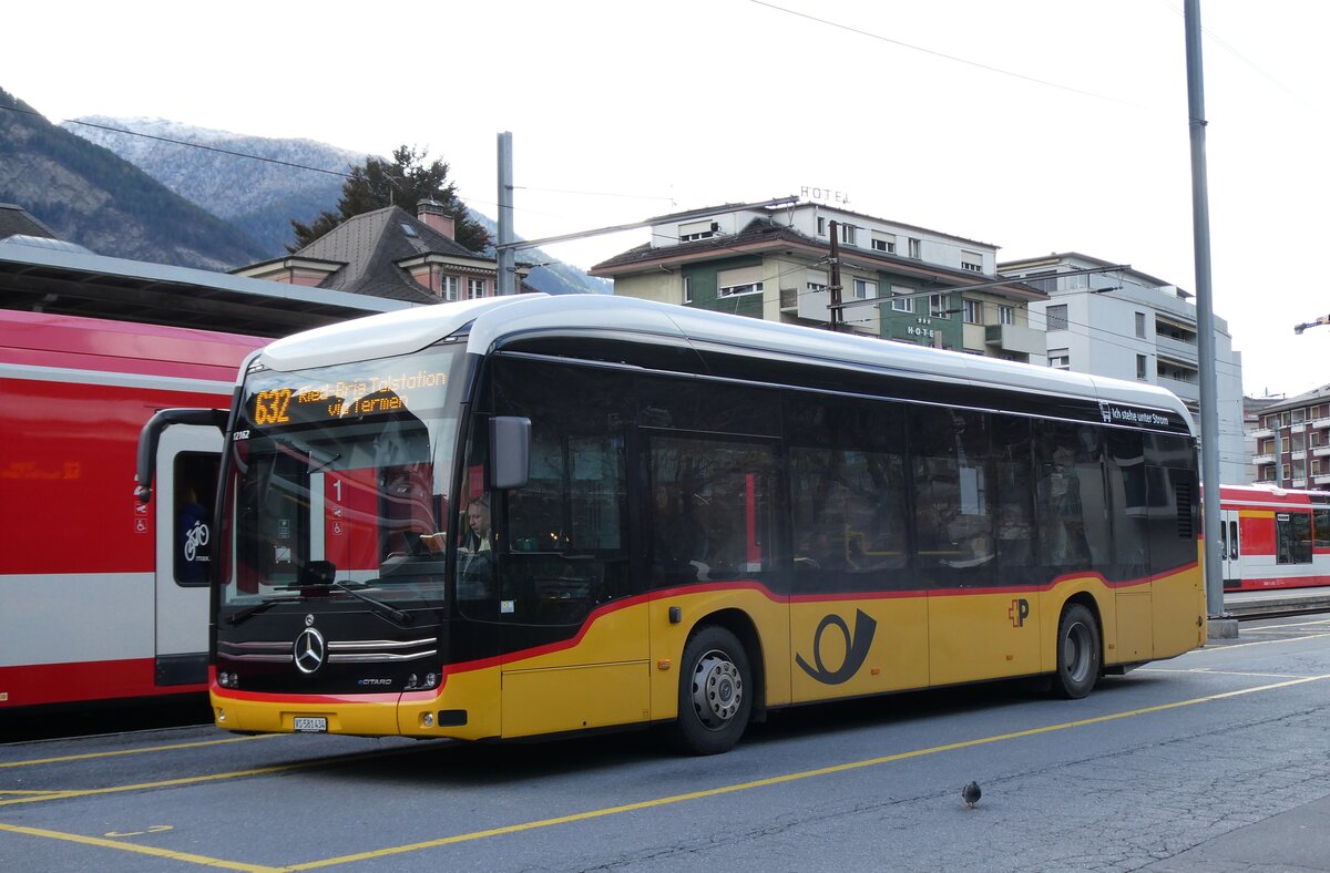 (281'776) - PostAuto Wallis - VS 581'434/PID 12'162 - eMercedes am 24. Oktober 2025 beim Bahnhof Brig