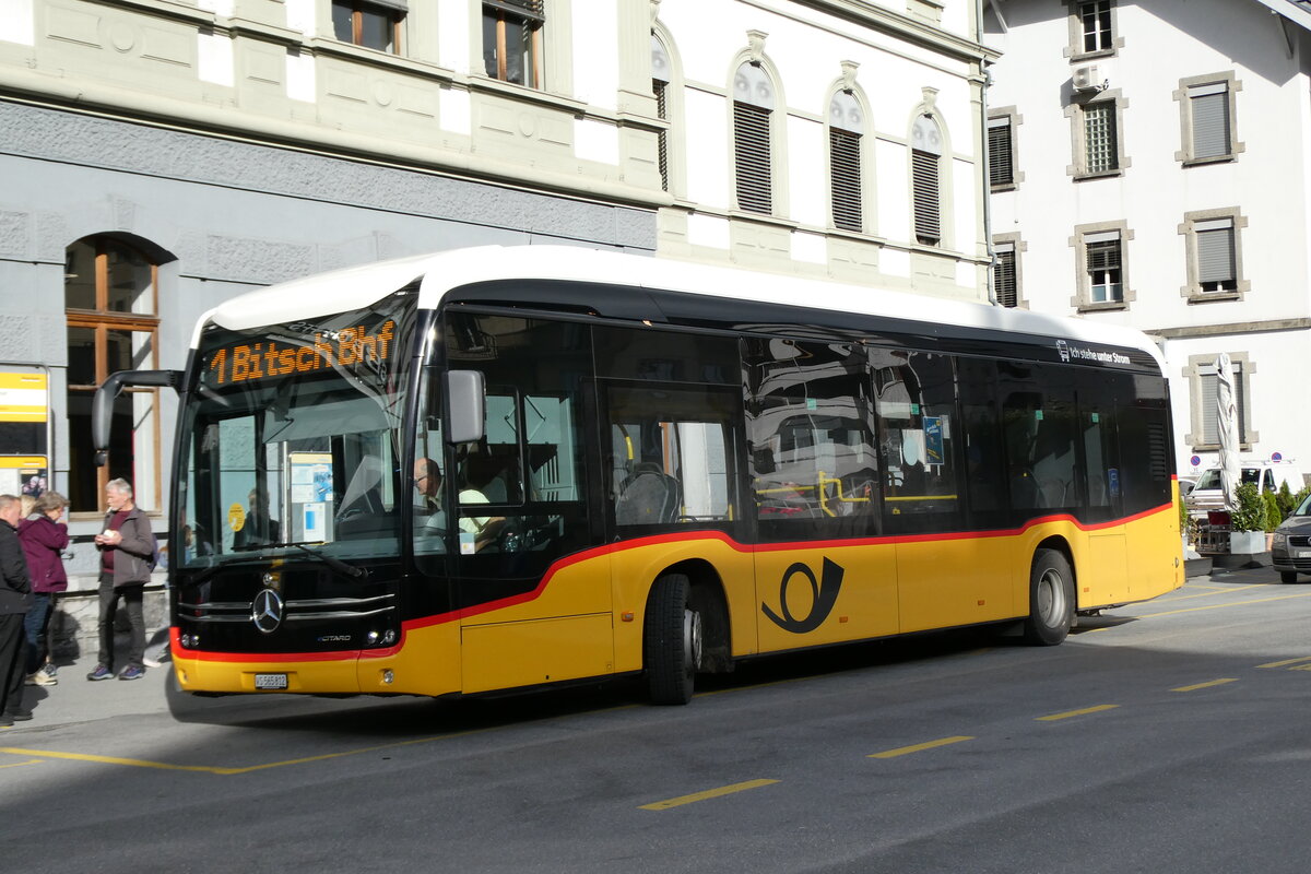 (281'780) - PostAuto Wallis - VS 565'812/PID 12'010 - eMercedes am 24. Oktober 2025 beim Bahnhof Brig