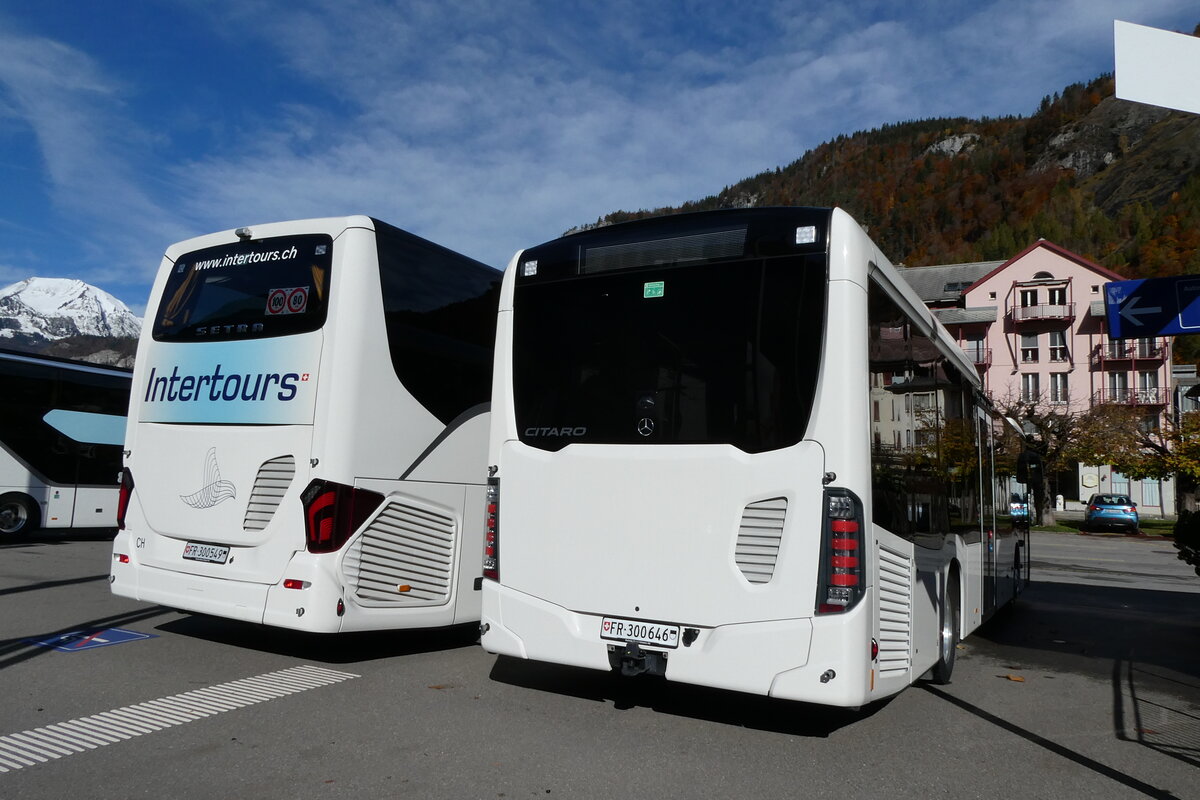 (281'857) - Intertours, Domdidier - Nr. 646/FR 300'646 - Mercedes am 28. Oktober 2025 beim Bahnhof Meiringen