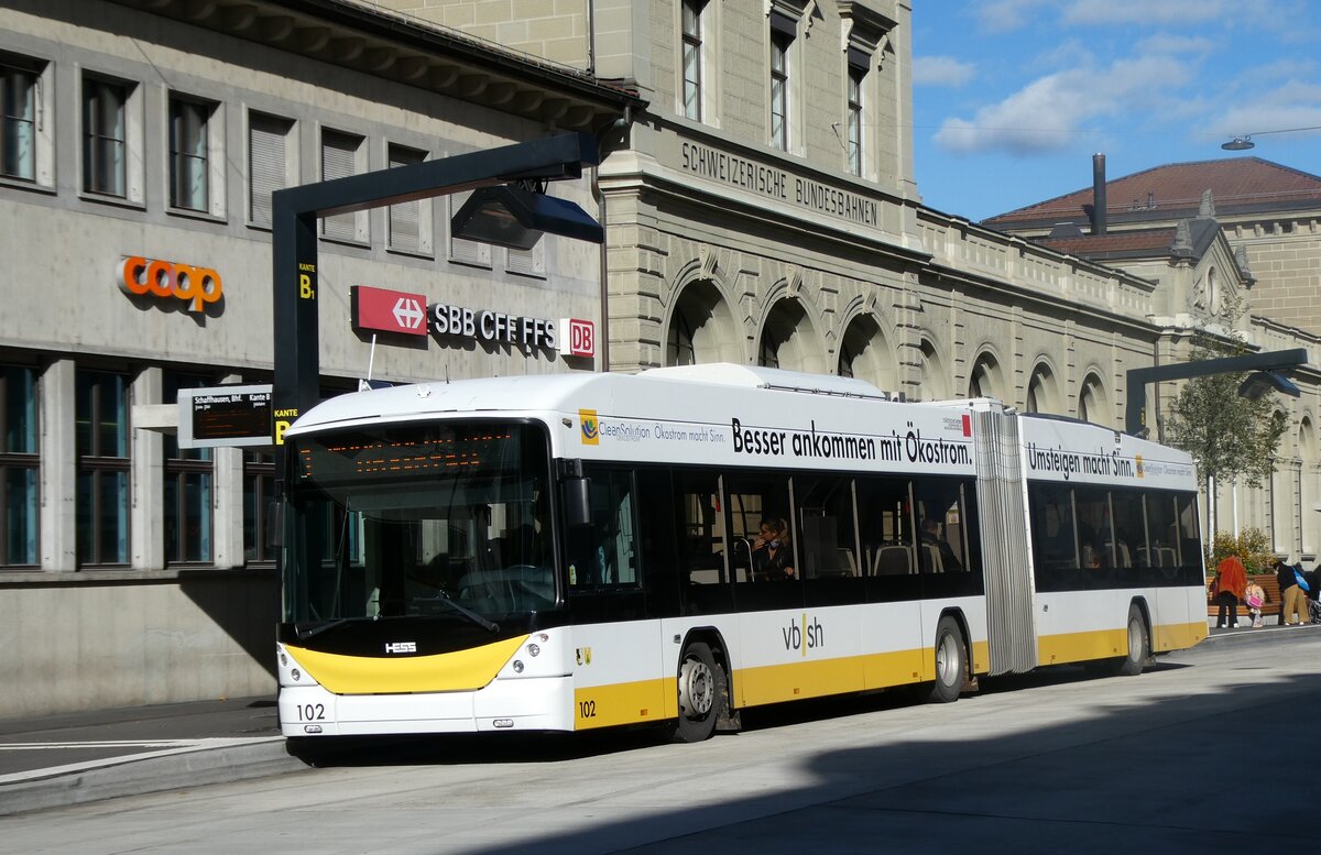 (281'904) - VBSH Schaffhausen - Nr. 102 - Hess/Hess Gelenktrolleybus am 30. Oktober 2025 beim Bahnhof Schaffhausen