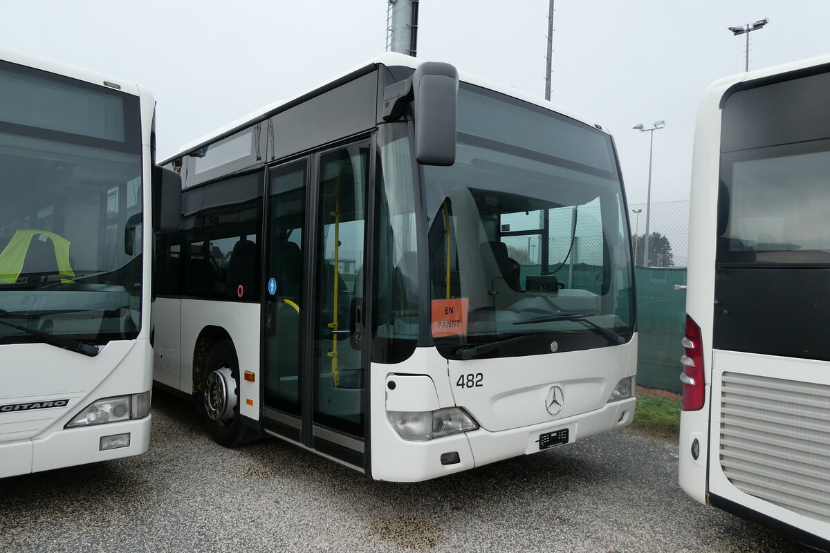 (281'970) - Intertours, Domdidier - Nr. 482 - Mercedes (ex PostAuto Bern Nr. 9/PID 4560; ex Klopfstein, Laupen Nr. 9) am 1. November 2025 in Domdidier, Garage (Teilaufnahme)