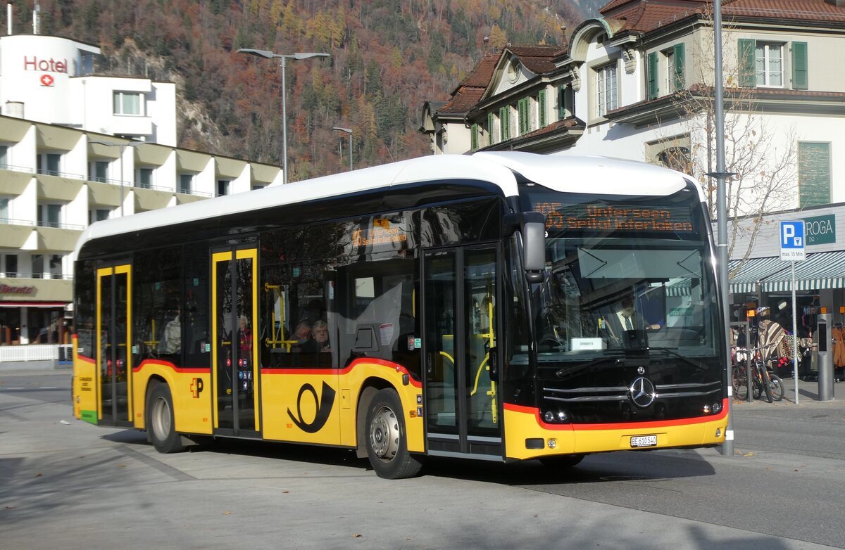(282'256) - PostAuto Bern - BE 610'540/PID 12'129 - eMercedes am 10. November 2025 beim Bahnhof Interlaken West