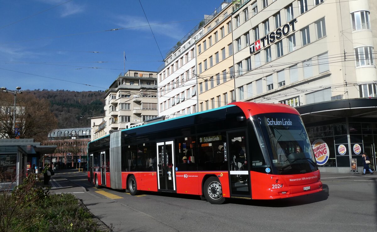 (282'356) - VB Biel - Nr. 202/BE 900'202 - eHess am 13. November 2025 beim Bahnhof Biel