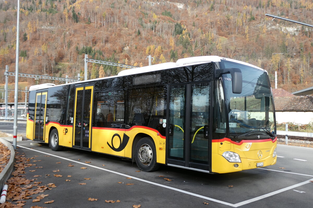 (282'380) - PostAuto Bern - BE 827'645/PID 11'426 - Mercedes am 14. November 2025 beim Bahnhof Interlaken Ost