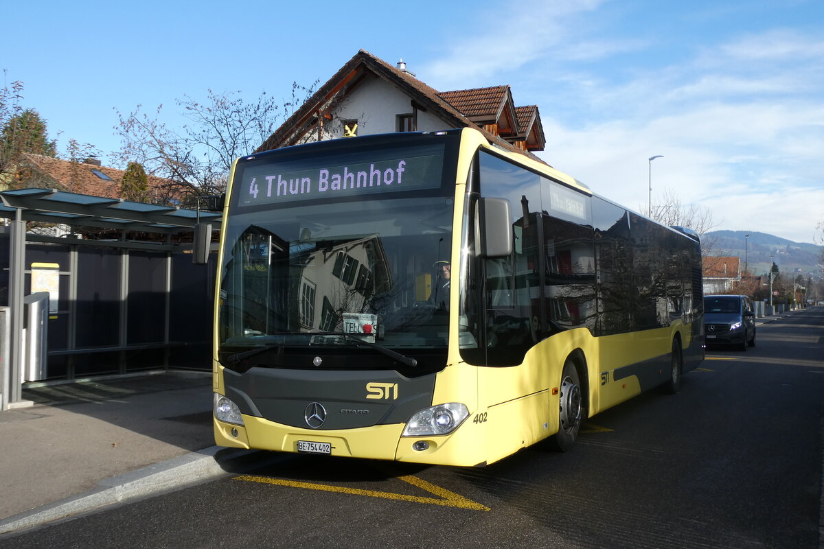 (282'700) - STI Thun - Nr. 402/BE 754'402 - Mercedes am 3. Dezember 2025 in Thun-Lerchenfeld, Forstweg