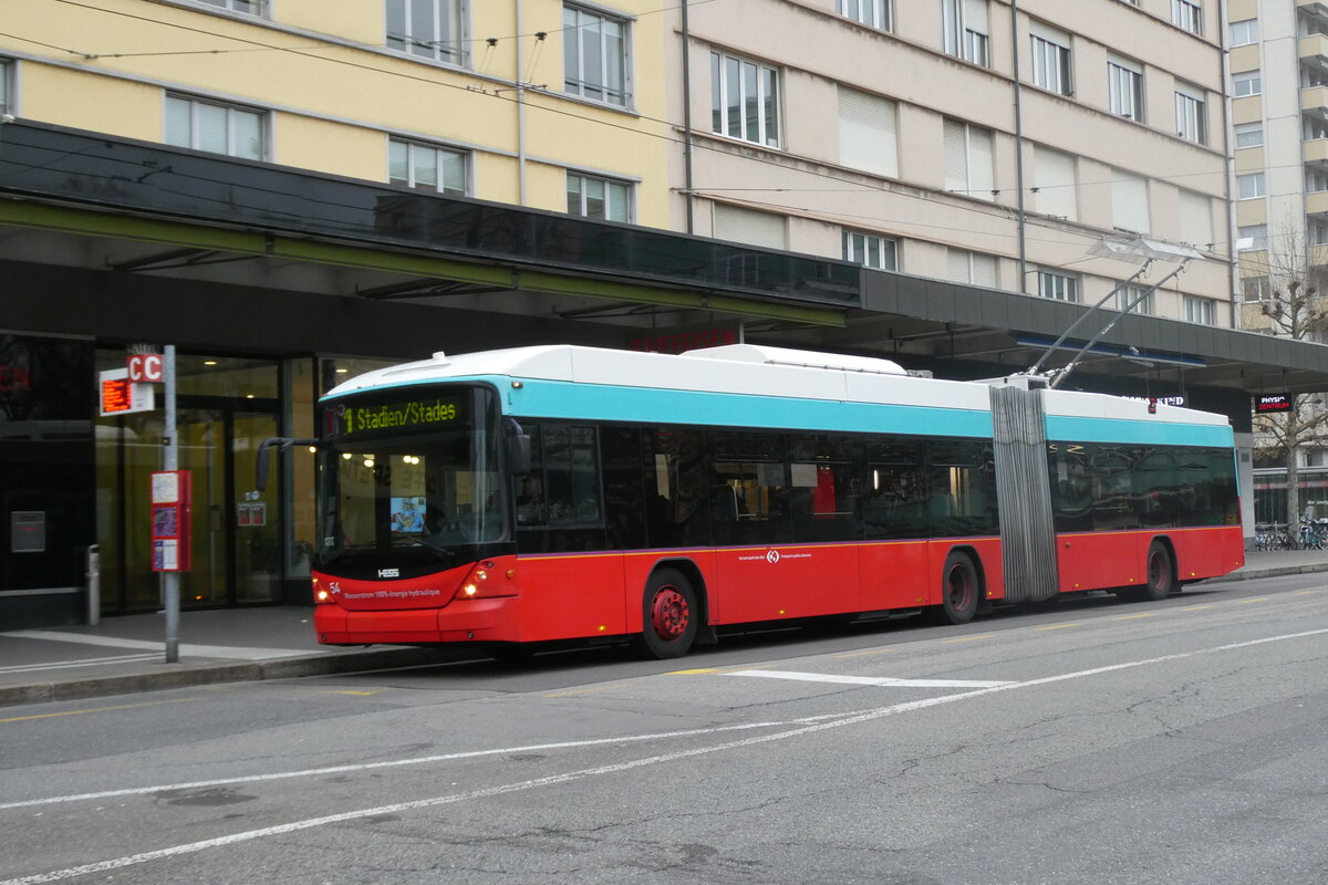 (282'711) - VB Biel - Nr. 54 - Hess/Hess Gelenktrolleybus am 4. Dezember 2025 beim Bahnhof Biel