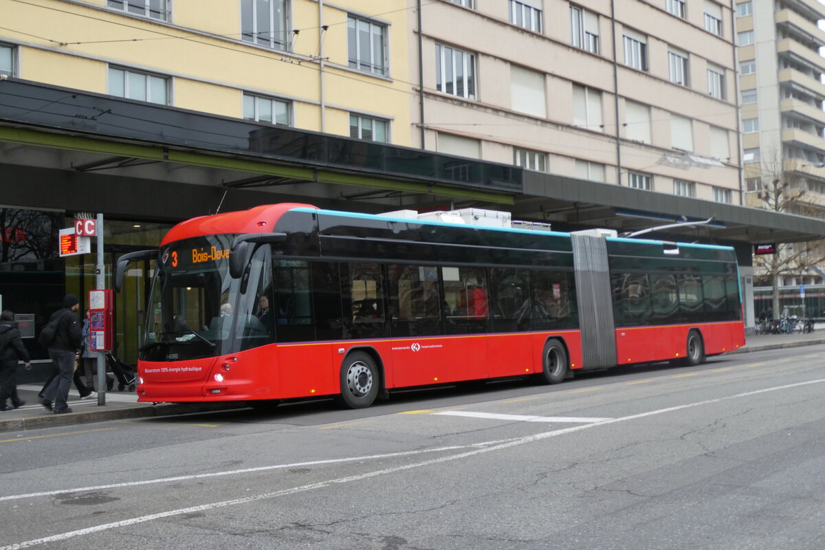 (282'729) - VB Biel - Nr. 93 - Hess/Hess Gelenktrolleybus am 4. Dezember 2025 beim Bahnhof Biel