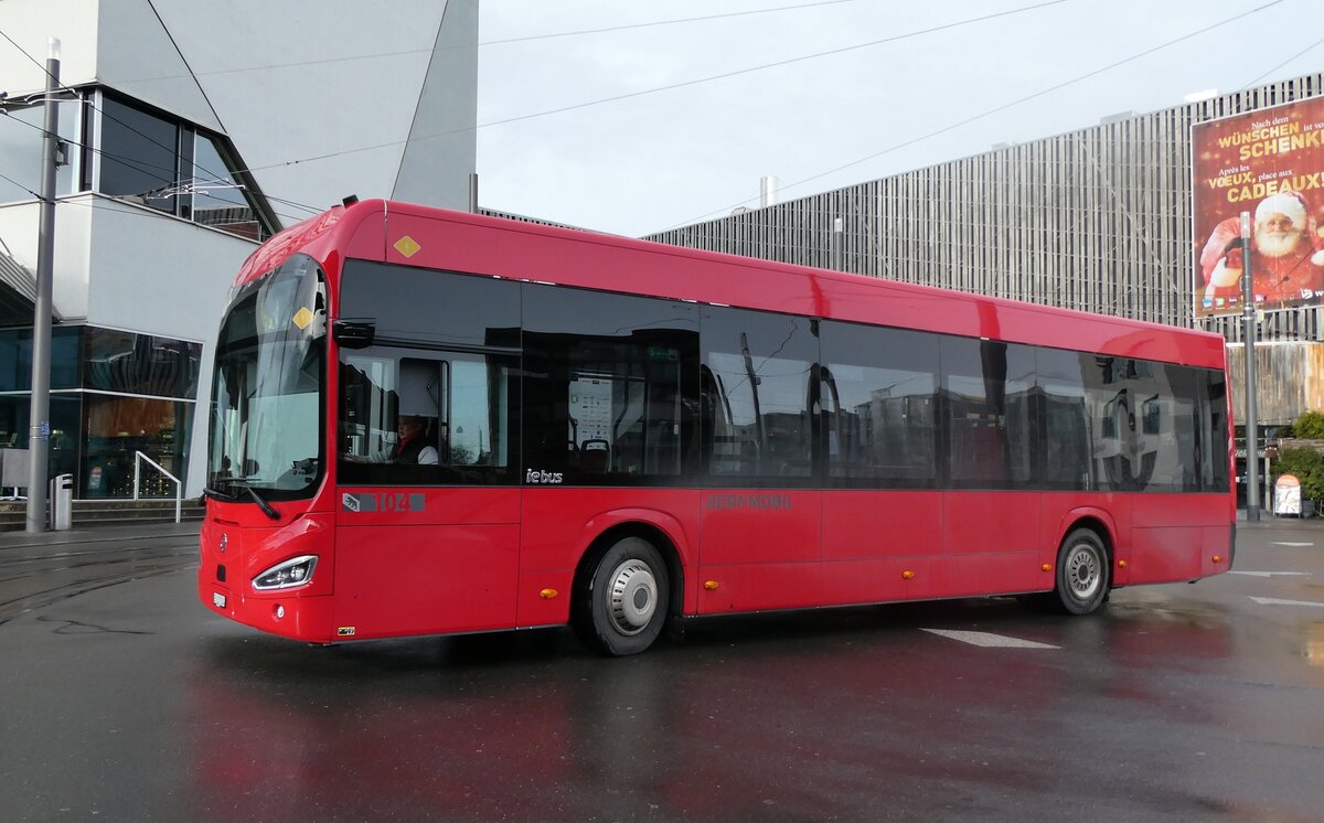 (282'878) - Bernmobil, Bern - Nr. 104/BE 137'104 - eIrizar am 6. Dezember 2025 beim Bahnhof Bern Br�nnen Westside