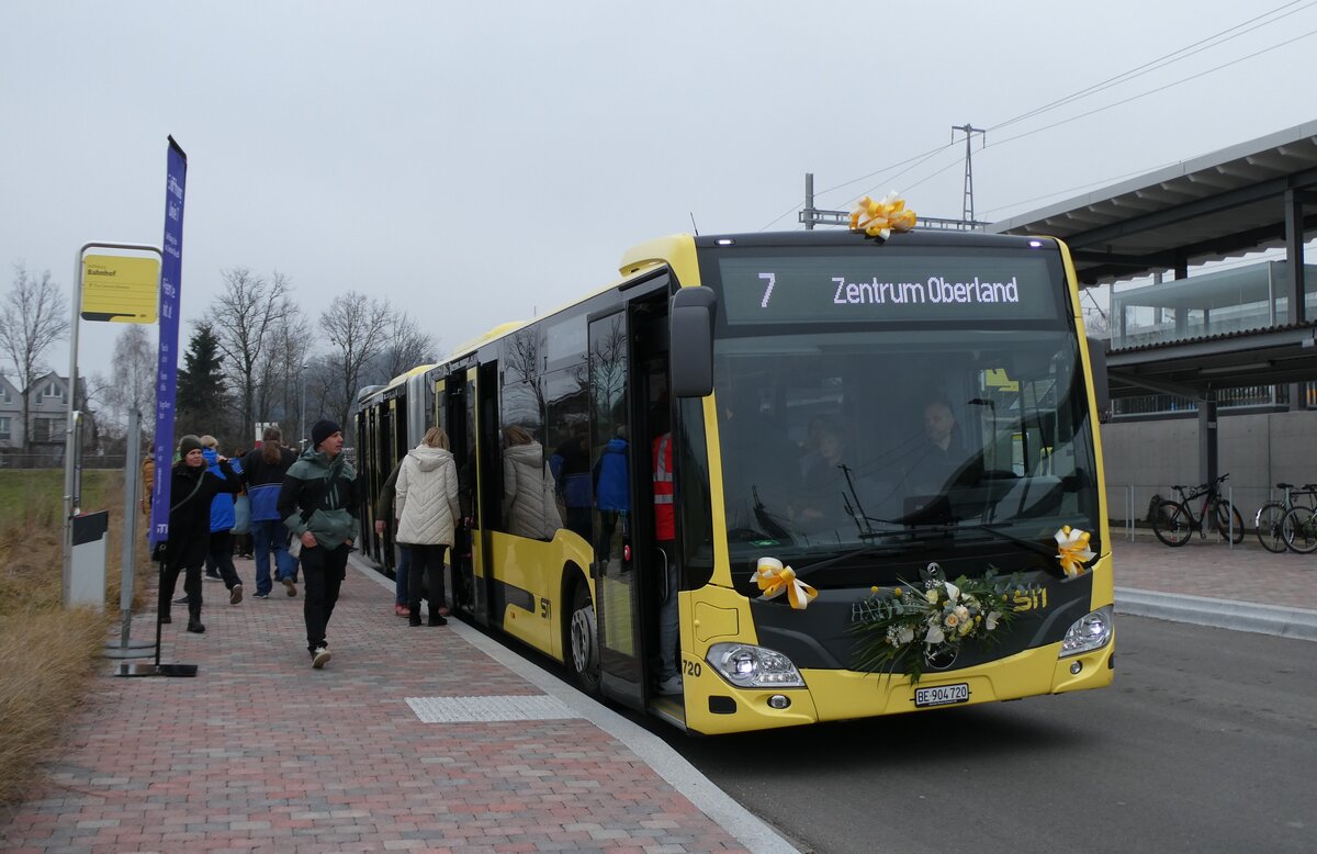 (283'171) - STI Thun - Nr. 720/BE 904'720 - Mercedes am 14. Dezember 2025 beim Bahnhof Steffisburg