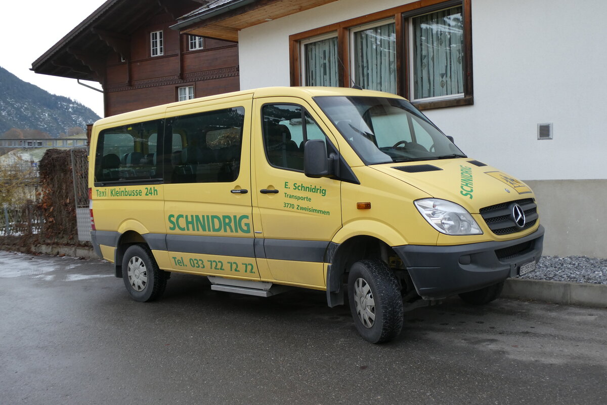 (283'211) - Schnidrig, Zweisimmen - BE 255'989 - Mercedes am 15. Dezember 2025 beim Bahnhof Zweisimmen