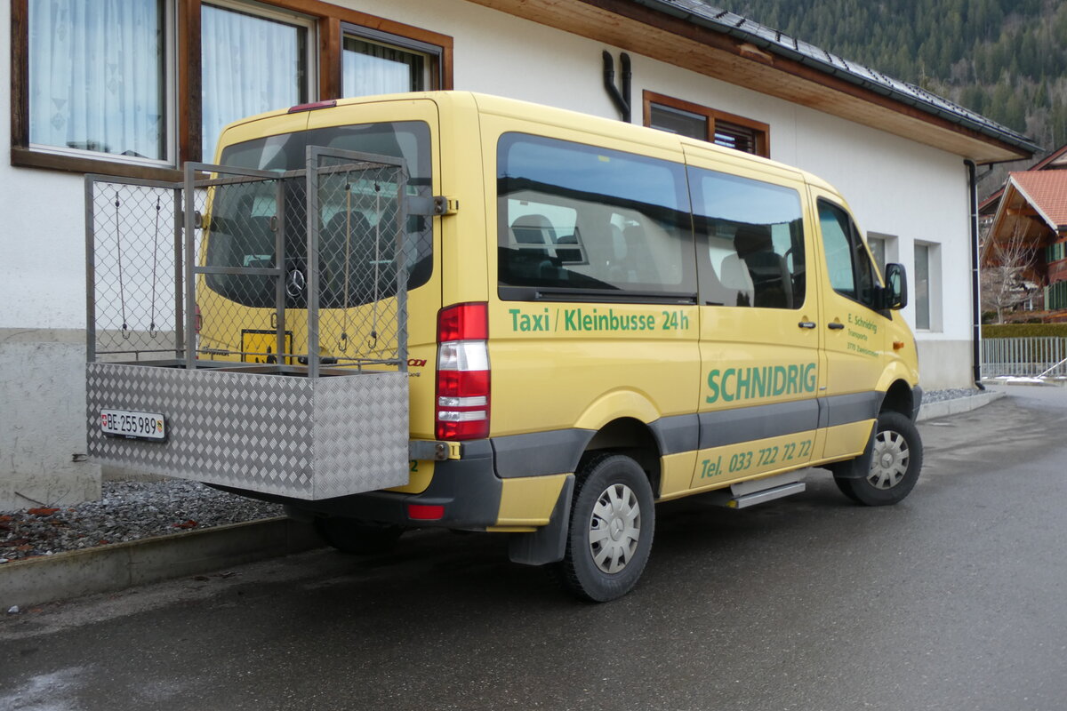 (283'212) - Schnidrig, Zweisimmen - BE 255'989 - Mercedes am 15. Dezember 2025 beim Bahnhof Zweisimmen