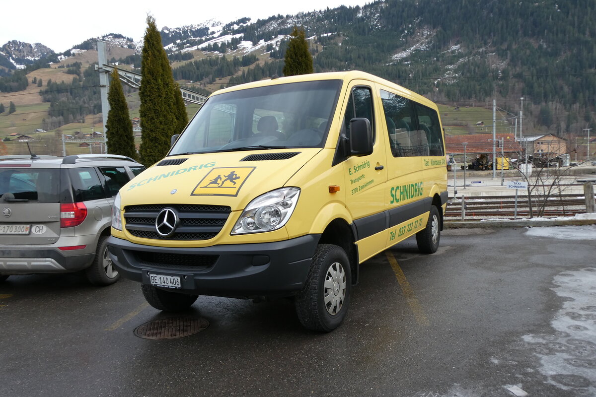 (283'213) - Schnidrig, Zweisimmen - BE 140'406 - Mercedes am 15. Dezember 2025 beim Bahnhof Zweisimmen