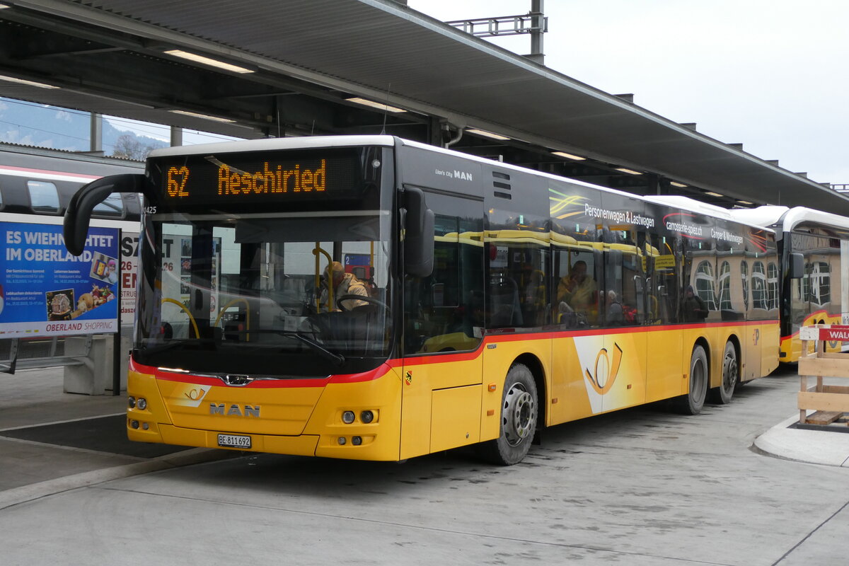 (283'218) - PostAuto Bern - BE 811'692/PID 11'425 - MAN am 16. Dezember 2025 beim Bahnhof Spiez