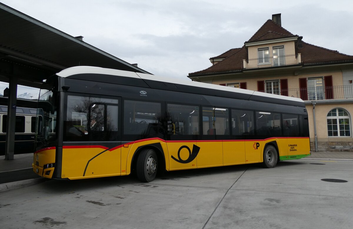 (283'223) - PostAuto Bern - BE 541'062/PID 12'352 - eSolaris am 16. Dezember 2025 beim Bahnhof Spiez