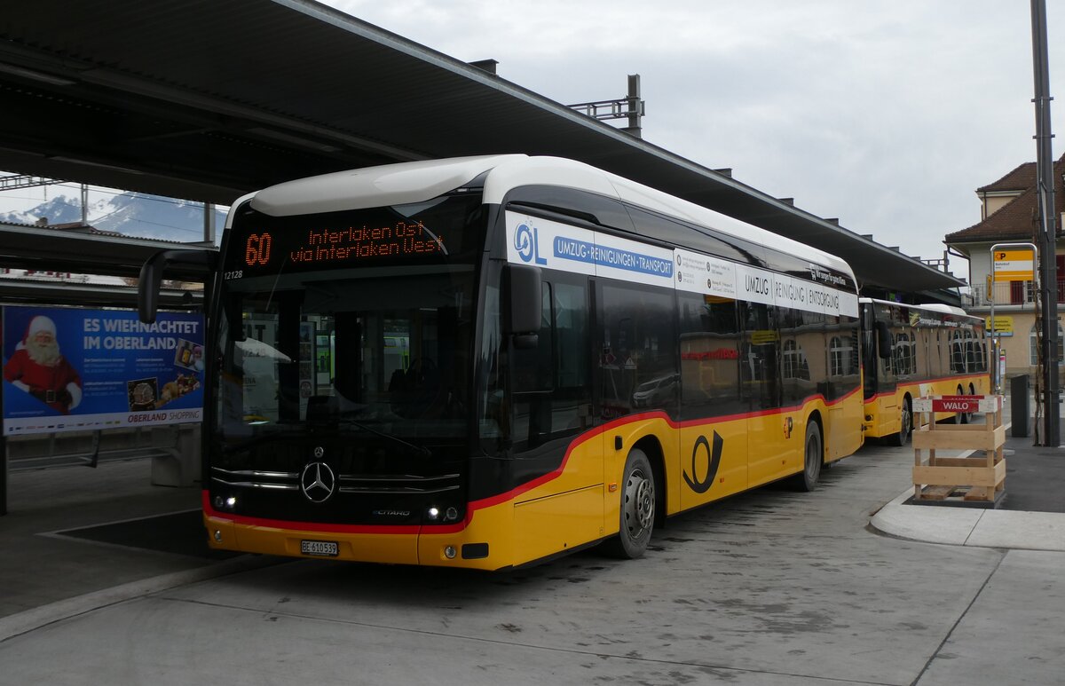 (283'237) - PostAuto Bern - BE 610'539/PID 12'128 - eMercedes am 16. Dezember 2025 beim Bahnhof Spiez