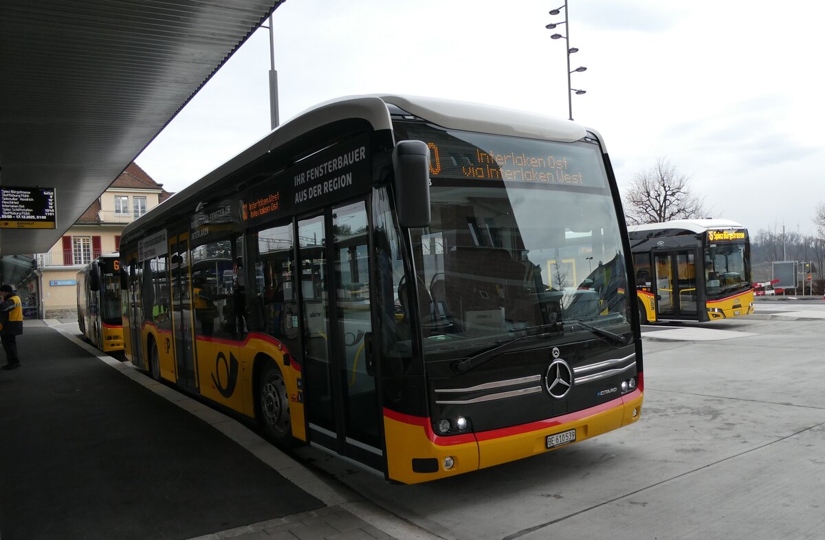 (283'238) - PostAuto Bern - BE 610'539/PID 12'128 - eMercedes am 16. Dezember 2025 beim Bahnhof Spiez