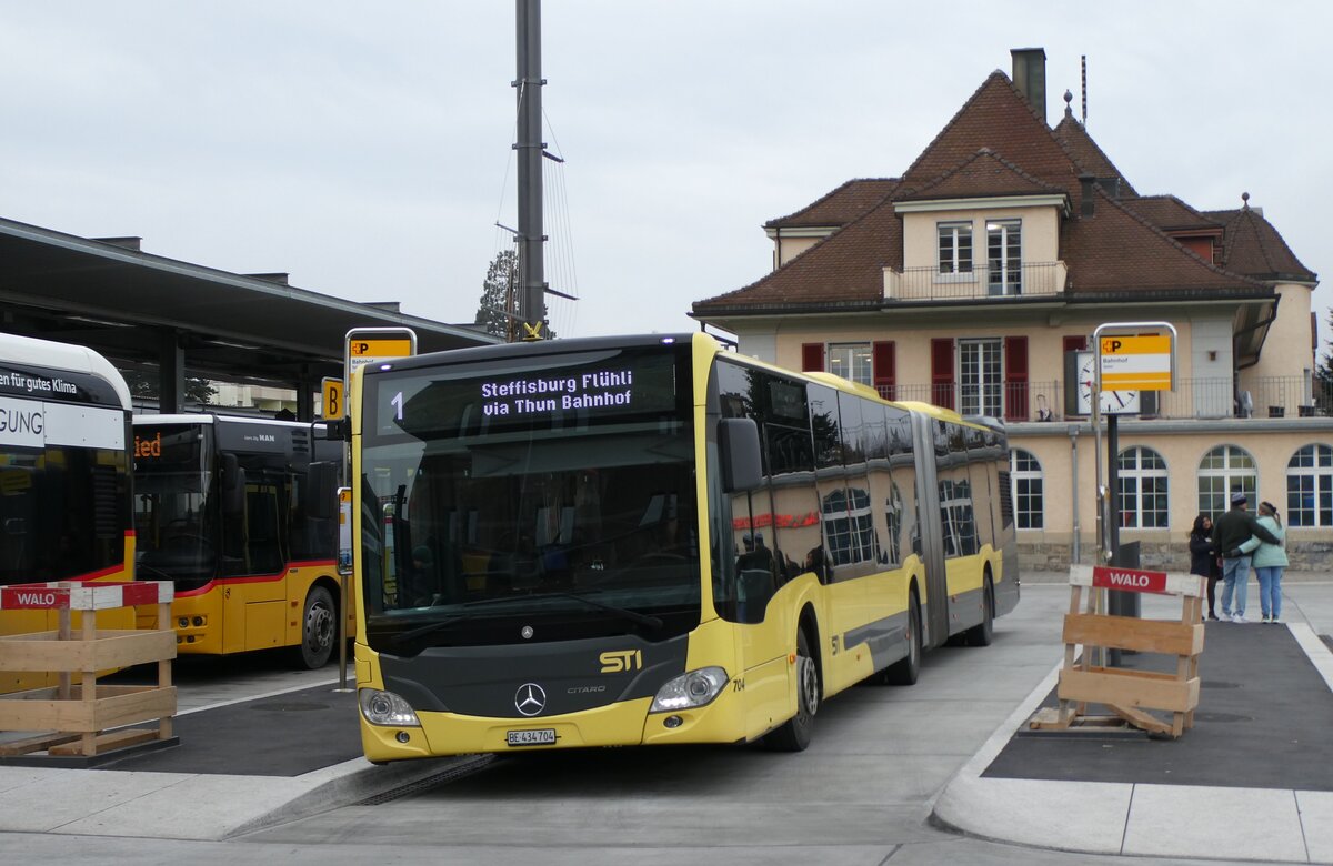 (283'239) - STI Thun - Nr. 704/BE 434'704 - Mercedes am 16. Dezember 2025 beim Bahnhof Spiez
