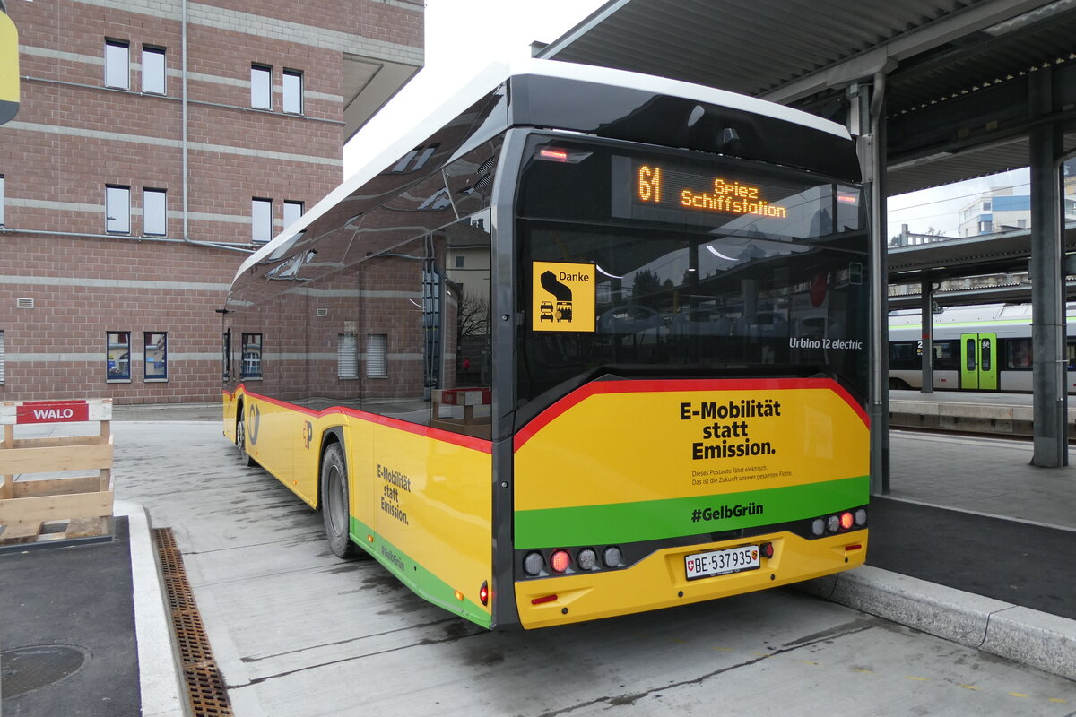 (283'243) - PostAuto Bern - BE 537'935/PID 12'347 - eSolaris am 16. Dezember 2025 beim Bahnhof Spiez