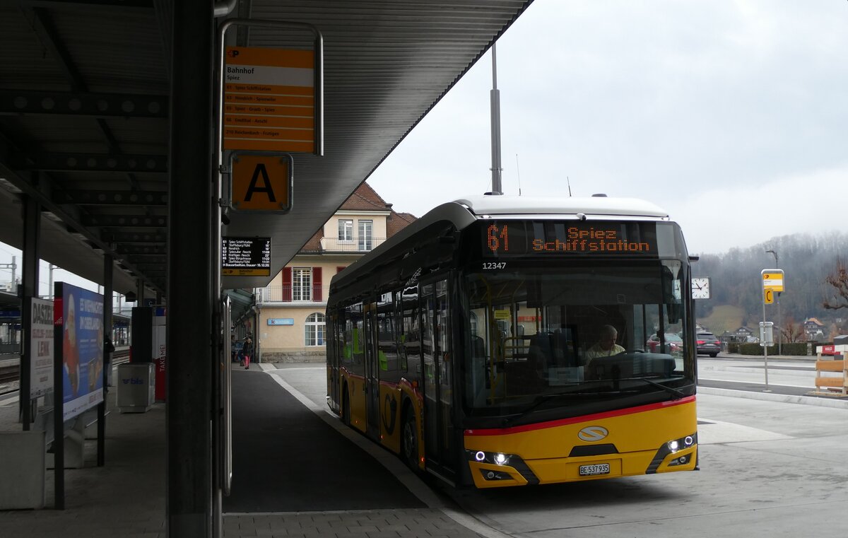 (283'245) - PostAuto Bern - BE 537'935/PID 12'347 - eSolaris am 16. Dezember 2025 beim Bahnhof Spiez