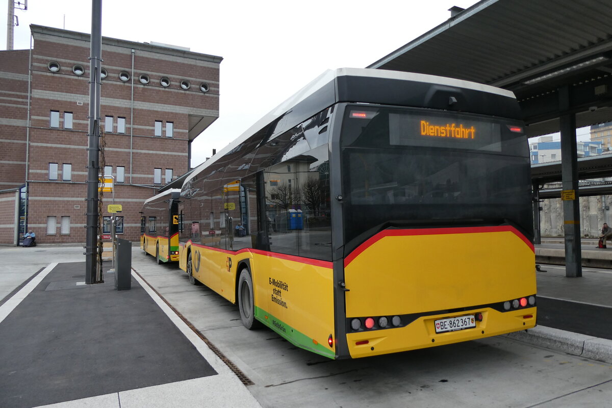(283'246) - PostAuto Bern - BE 862'367/PID 12'281 - eSolaris am 16. Dezember 2025 beim Bahnhof Spiez