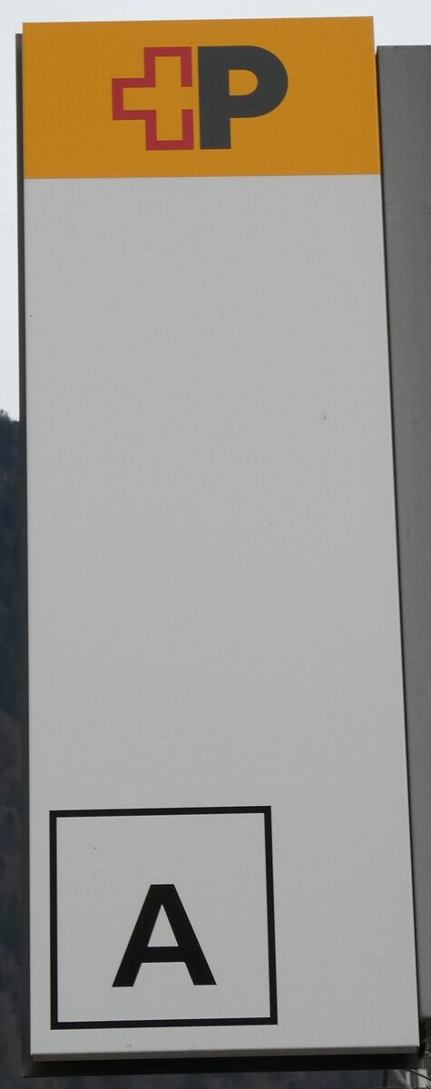 (283'255) - +P-Haltestellenschild - Interlaken, Bahnhof West - am 17. Dezember 2025