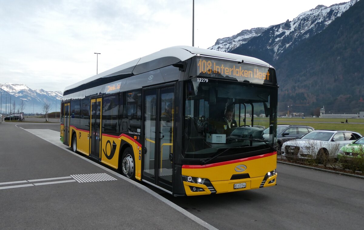 (283'260) - PostAuto Bern - BE 610'544/PID 12'279 - eSolaris am 17. Dezember 2025 beim Bahnhof Matten
