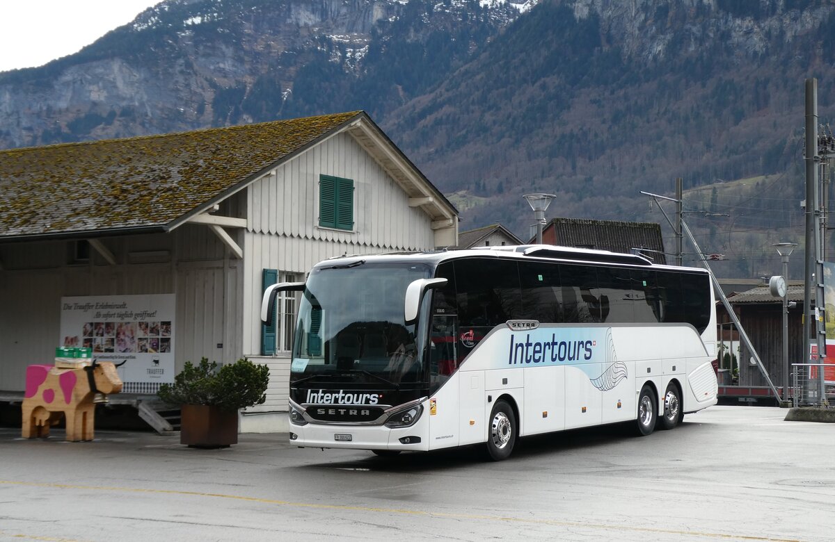 (283'285) - Intertours, Domdidier - FR 300'622 - Setra am 19. Dezember 2025 beim Bahnhof Meiringen