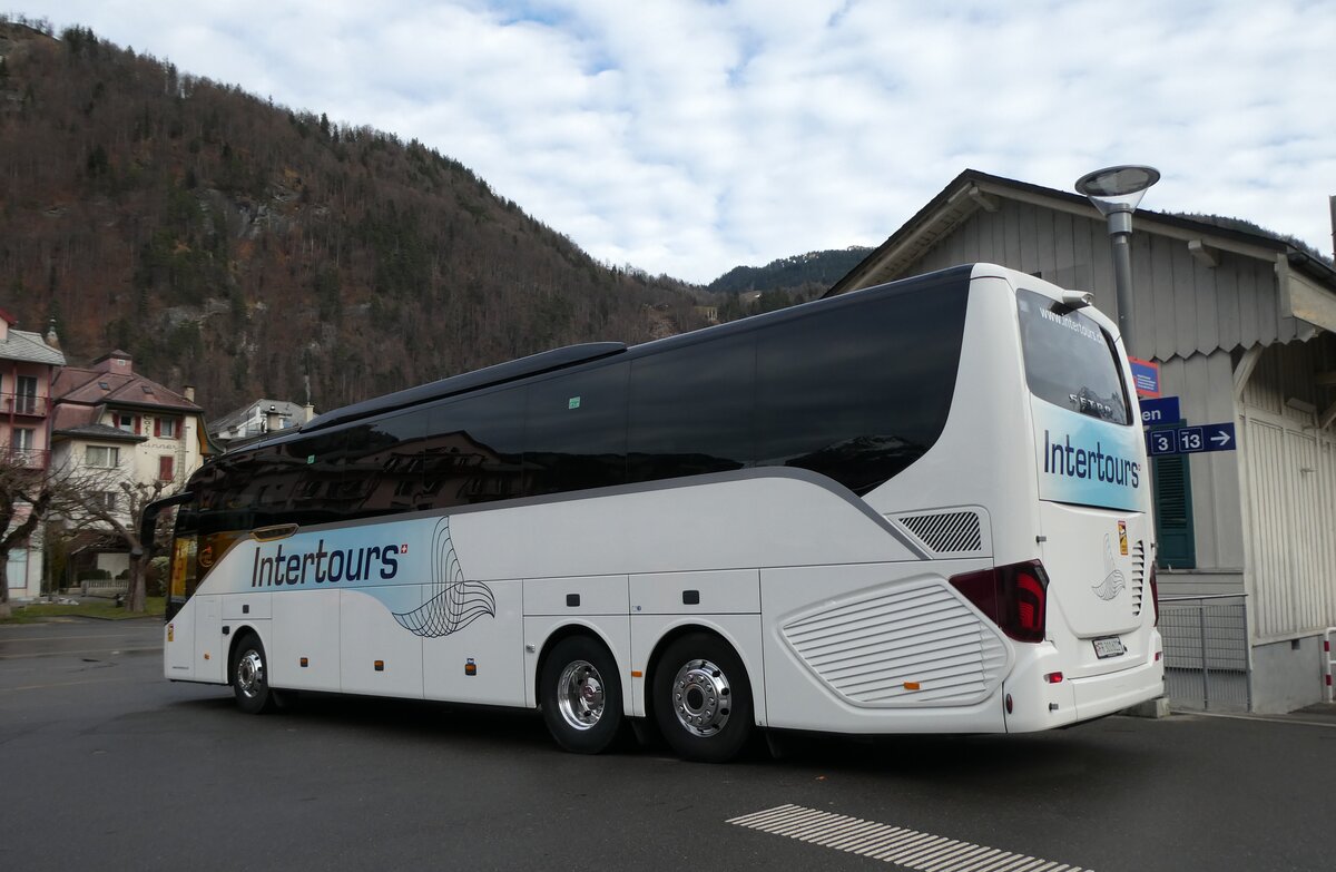 (283'301) - Intertours, Domdidier - FR 300'622 - Setra am 19. Dezember 2025 beim Bahnhof Meiringen