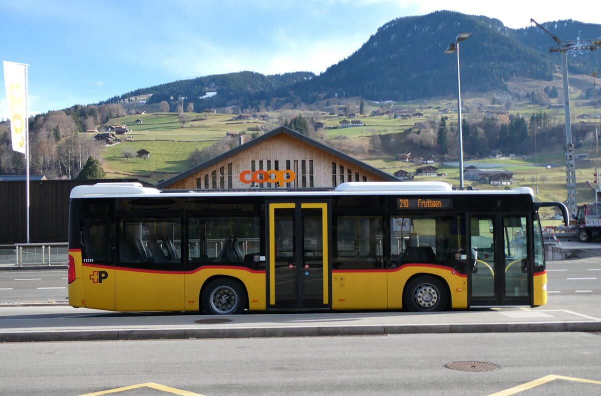 (283'324) - PostAuto Bern - BE 637'781/PID 11'216 . Mercedes am 20. Dezember 2025 beim Bahnhof Reichenbach