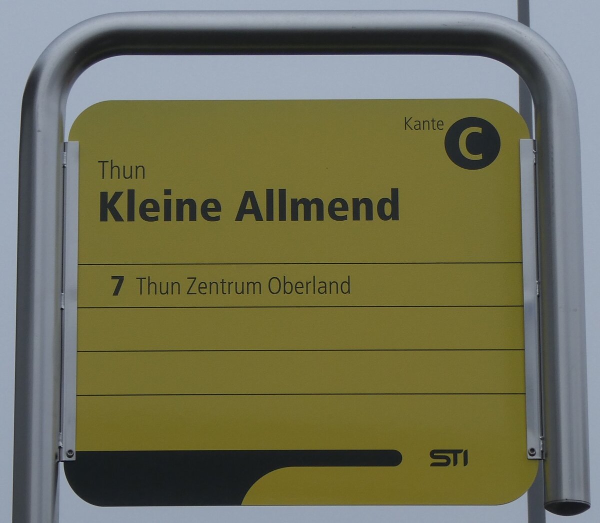 (283'402) - STI-Haltestellenschild - Thun, Kleine Allmend - am 22. Dezember 2025