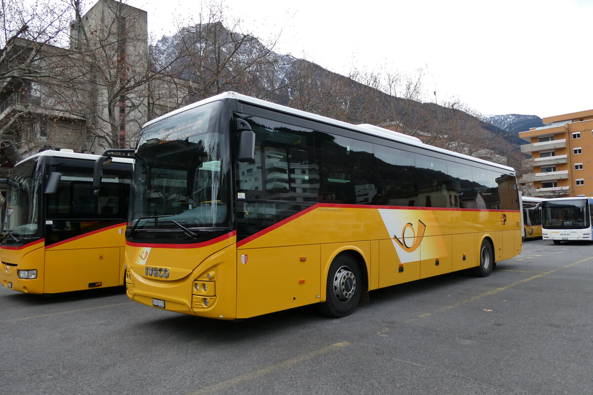(283'440) - PostAuto Wallis - VS 552'119/PID 11'908 - Iveco am 23. Dezember 2025 in Brig, Garage