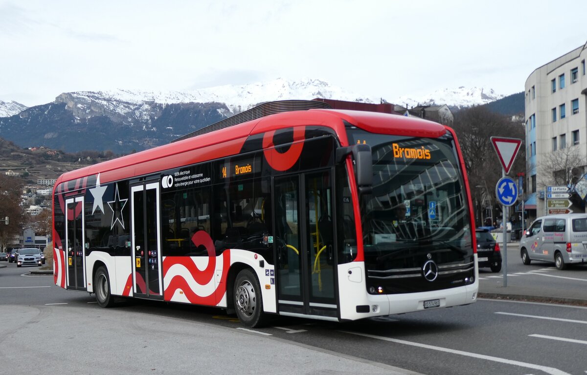 (283'454) - PostAut Wallis - Nr. 153/VS 574'961/PID 12'153 - eMercedes am 23. Dezember 2025 beim Bahnhof Sion