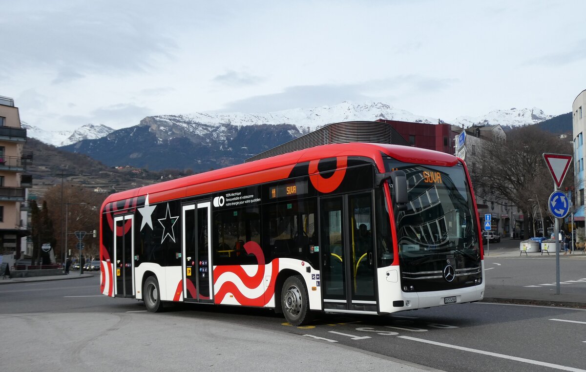(283'464) - PostAuto Wallis - Nr. 152/VS 574'960/PID 12'152 - eMercedes am 23. Dezember 2025 beim Bahnhof Sion