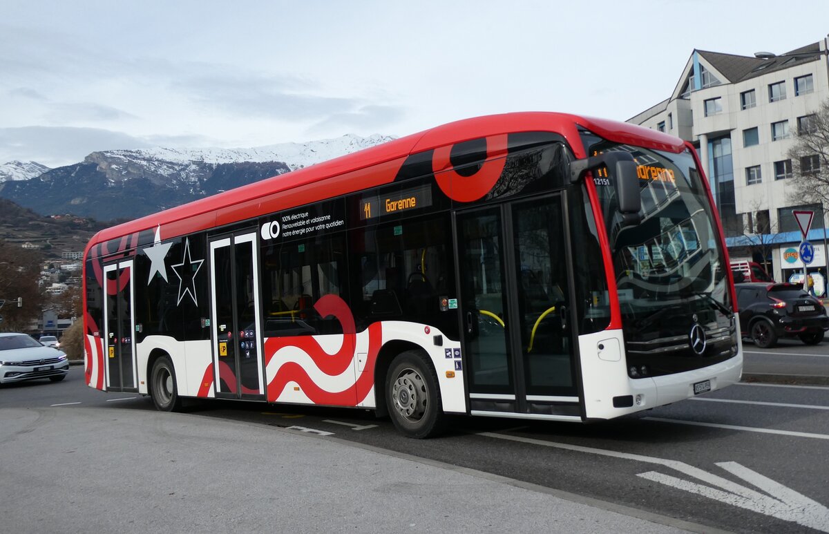 (283'469) - PostAuto Wallis - Nr. 151/VS 574'959/PID 12'151 - eMercedes am 23. Dezember 2025 beim Bahnhof Sion