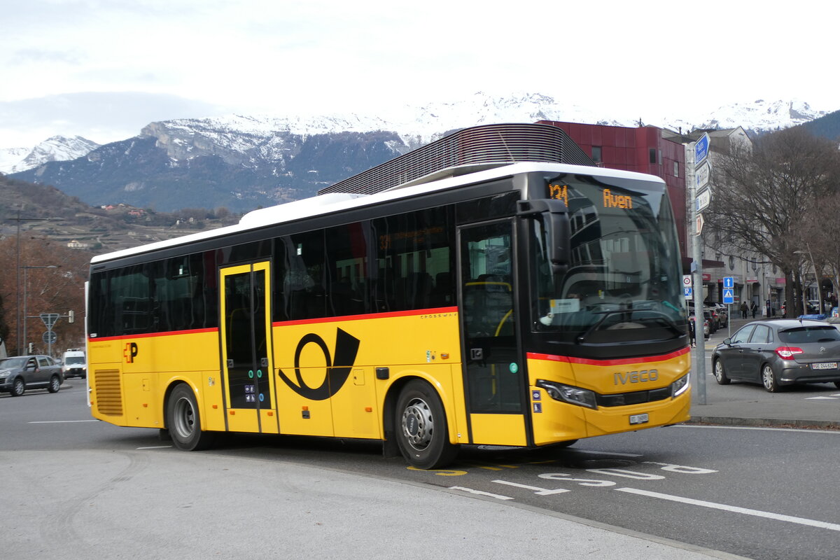 (283'471) - Ev�quoz, Erde - VS 16'098/PID 12'234 - Iveco am 23. Dezember 2025 beim Bahnhof Sion