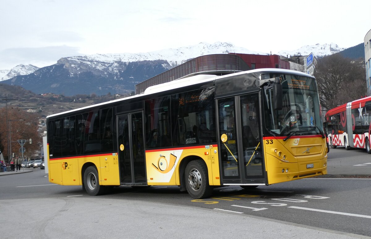 (283'478) - PostAuto Wallis - Nr. 33/VS 471'080/PID 10'789 - Volvo (ex TRD, Savi�se) am 23. Dezember 2025 beim Bahnhof Sion