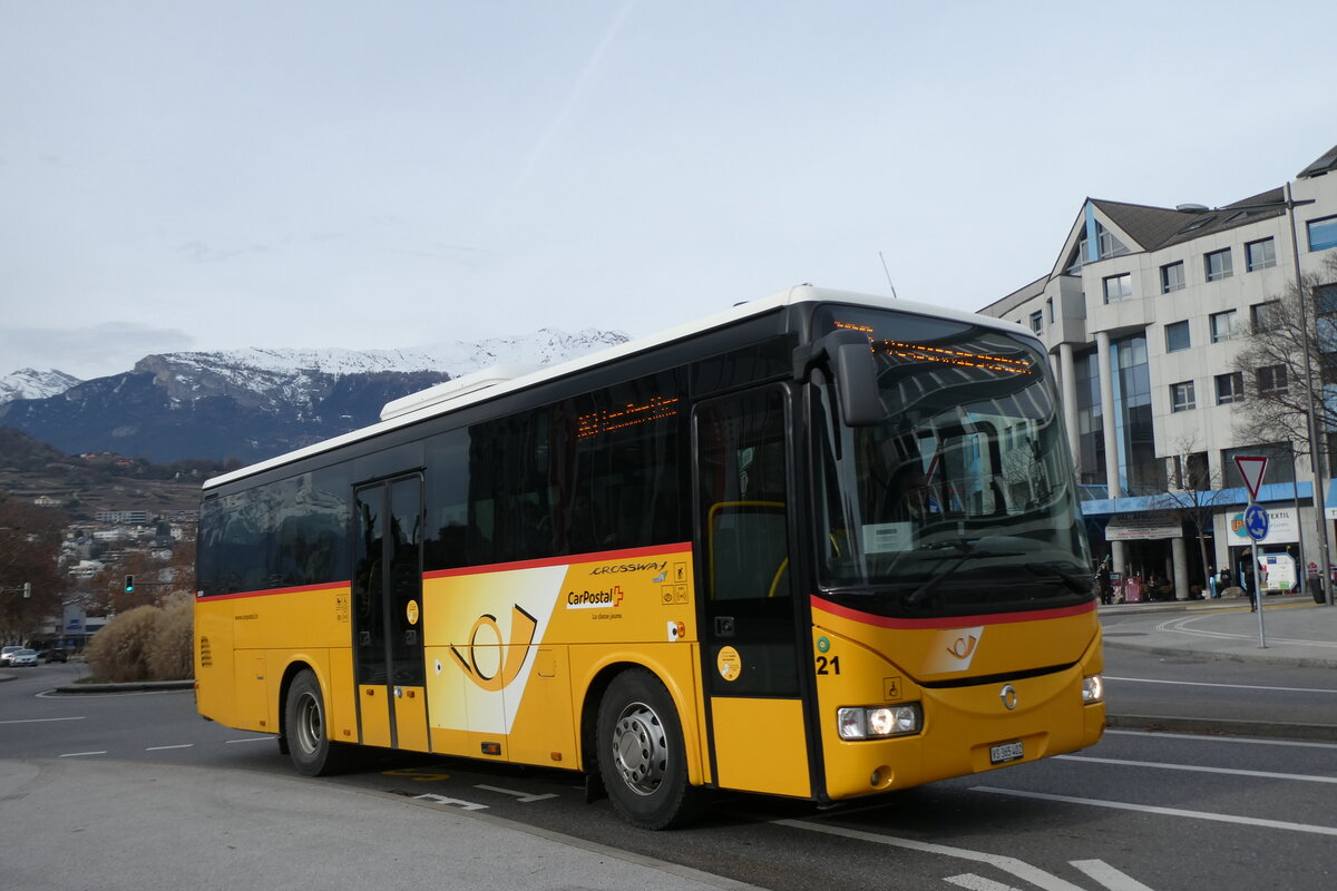 (283'479) - PostAuto Wallis - Nr. 21/VS 305'402/PID 5039 - Irisbus am 23. Dezember 2025 beim Bahnhof Sion