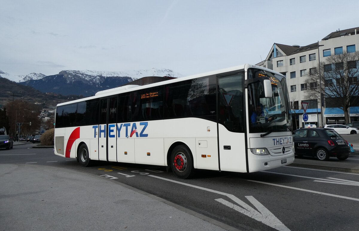 (283'480) - Theytaz, Sion - VS 11'004 - Mercedes am 23. Dezember 2025 beim Bahnhof Sion
