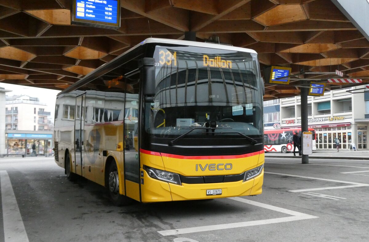 (283'542) - Ev�quoz, Erde - VS 22'870/PID 12'233 - Iveco am 30. Dezember 2025 beim Bahnhof Sion