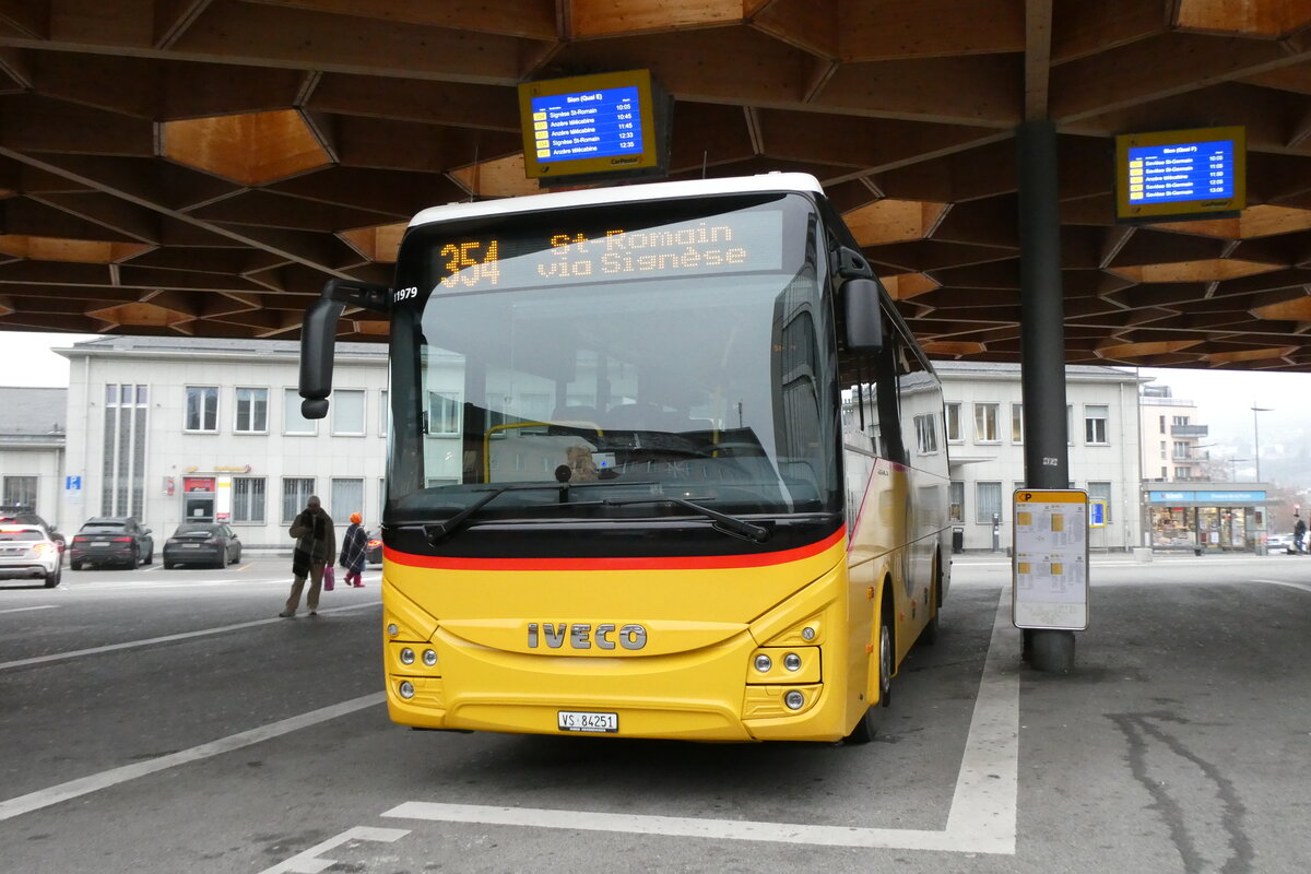 (283'548) - Buchard, Leytron - VS 84'251/PID 11'979 - Iveco am 30. Dezember 2025 beim Bahnhof Sion