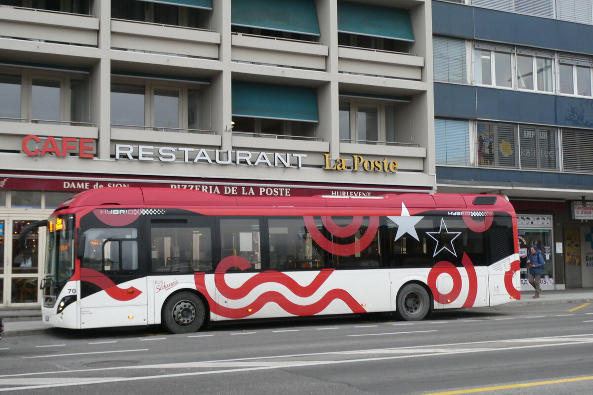 (283'550) - PostAuto Wallis - Nr. 70/VS 428'858/PID 20'024 - Volvo am 30. Dezember 2025 beim Bahnhof Sion