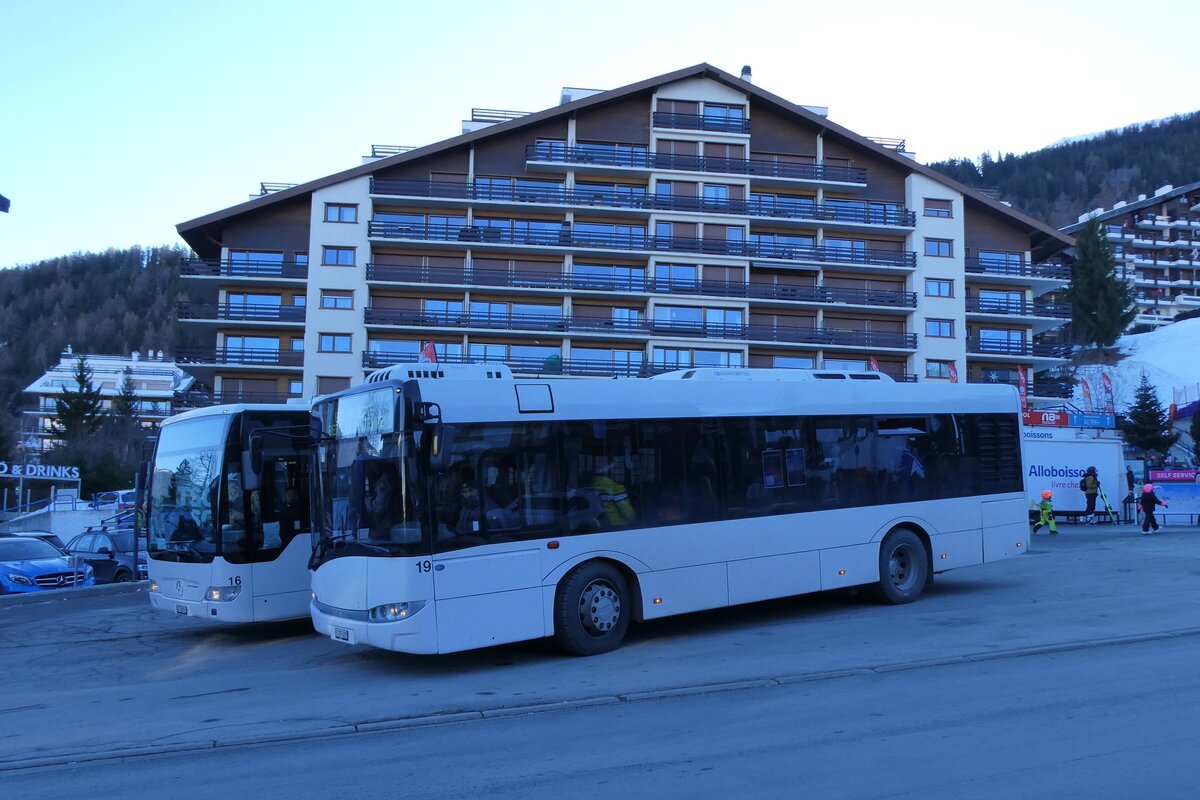 (283'576) - Lathion, Sion - Nr. 19/VS 197'617 - Solaris (ex Interbus, Yverdon Nr. 42; ex BRH ViaBus, D-Speyer; ex FirstGroupRheinNeckar, D-Speyer) am 30. Dezember 2025 in Haute-Nendaz, T�l�cabine
