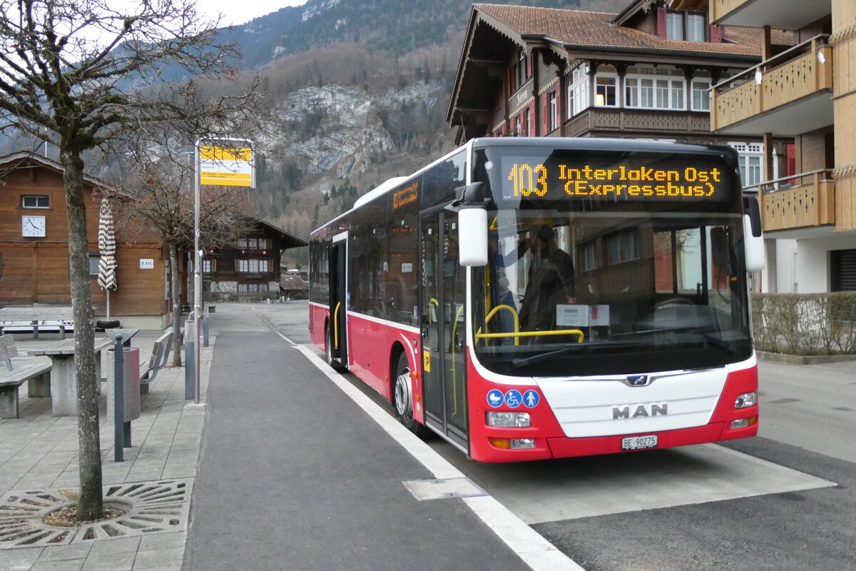 (283'675) - PostAuto Bern - BE 90'275/PID 12'337 - MAN (ex Dr. Richard, A-Wien Nr. 1413) am 2. Januar 2026 in Iseltwald, Dorfplatz
