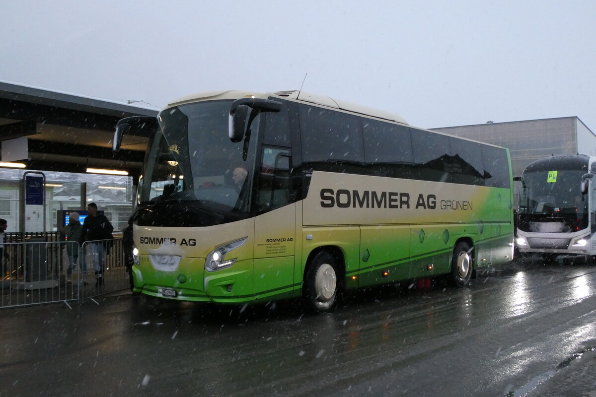 (283'806) - Sommer, Gr�nen - BE 26'602 - VDL am 10. Januar 2026 beim Bahnhof Frutigen