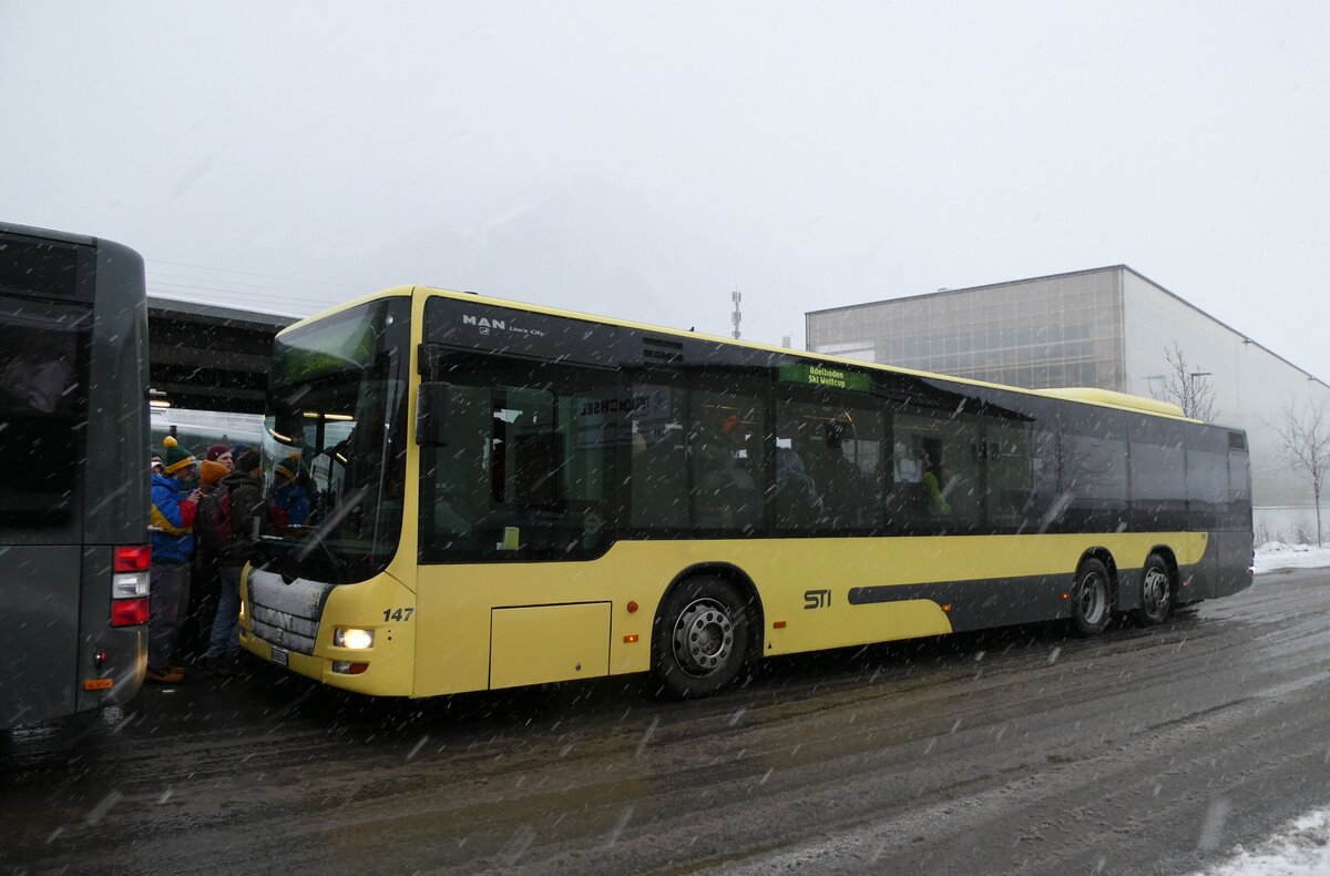 (283'832) - STI Thun - Nr. 147/BE 801'147 - MAN am 10. Januar 2026 beim Bahnhof Frutigen