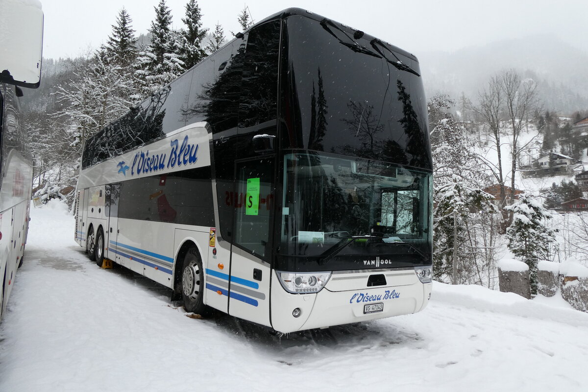 (284'111) - L'Oiseau Bleu, Sierre - VS 47'143 - Van Hool am 10. Januar 2026 in Adelboden, ASB