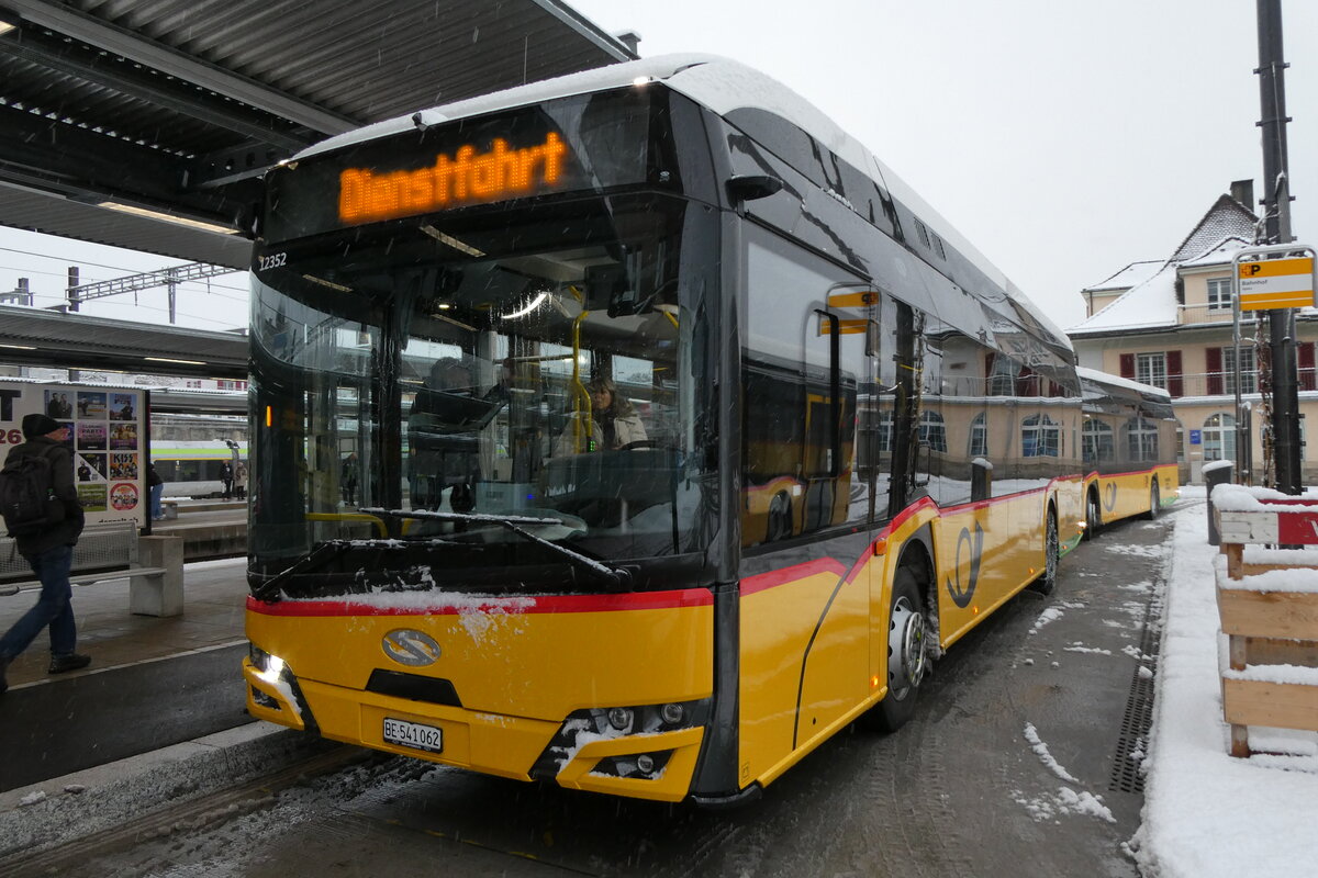 (284'119) - PostAuto Bern - BE 541'062/PID 12'352 - eSolaris am 10. Januar 2026 beim Bahnhof Spiez