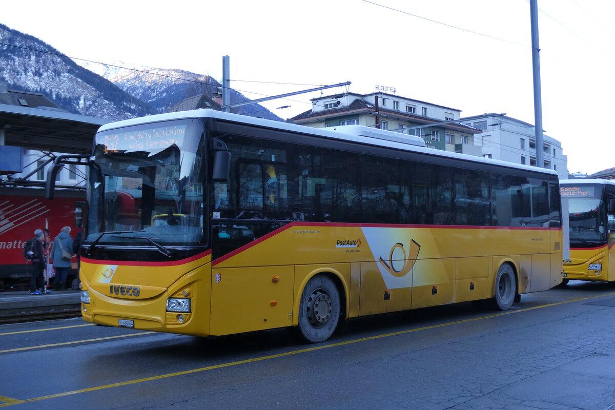 (284'141) - PostAuto Wallis - VS 468'664/PID10'898 - Iveco (ex Zerzuben, Bisp-Eyholz Nr- 64) am 15- Januar 2026 beim Bahnhof Brig